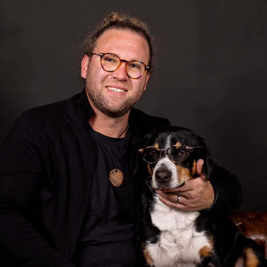 Werbeagentur Inhaber Philipp Kautz mit Hund